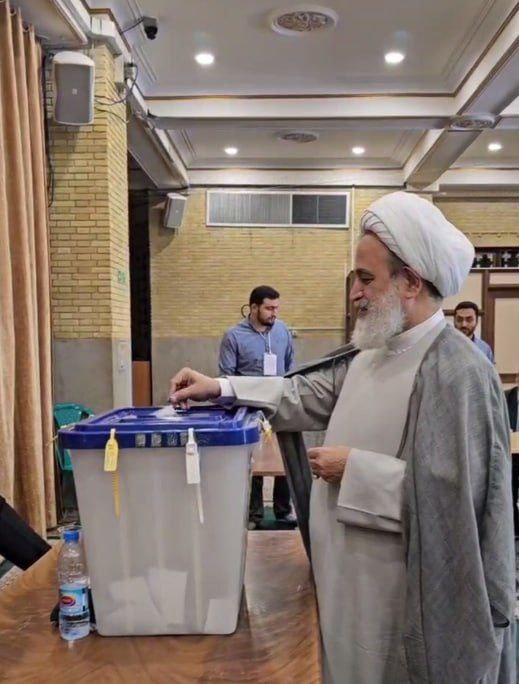 عکس/ حجت الاسلام علیرضا پناهیان رای خود را به صندوق انداخت