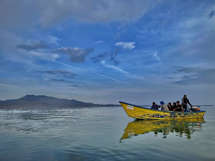 نمایی زیبا از قایق رانی در دریاچه ارومیه