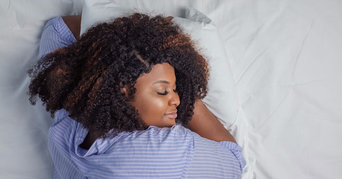 ۶ نکته برای خوابیدن با موهای فر