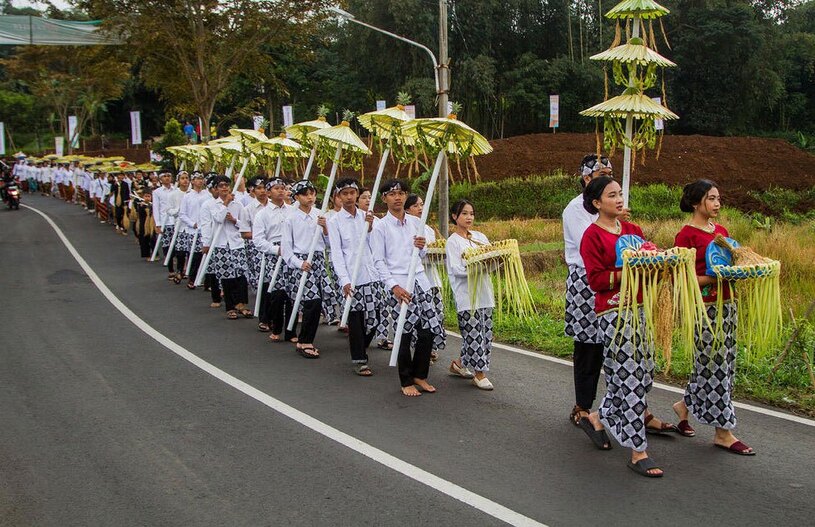 رژه آیینی در روستایی در جاوه اندونزی
