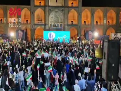 لحظه ورود سعید جلیلی به میان هوادارانش در میدان امیرچخماق یزد