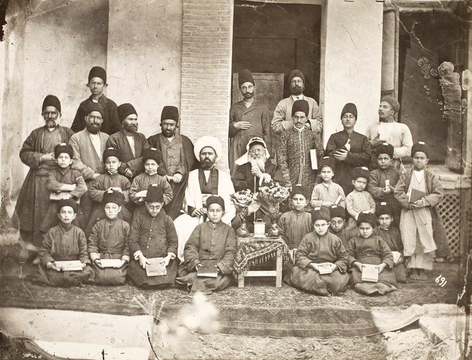تصویر قدیمی از یک مدرسه ایرانی پایان دوره قاجار