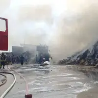 مهار آتش‌سوزی انبار علوفه گاوداری جاده اراک - تهران پس از ۱۵ ساعت 