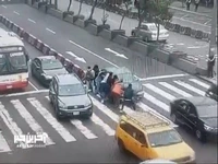 فرار یک راننده پس از تصادف با عابران پیاده