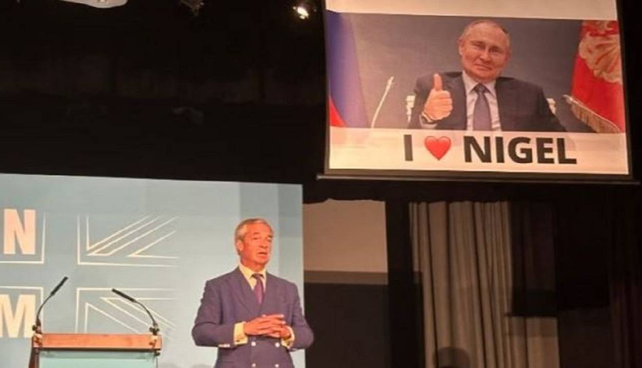 نمایش پوستر پوتین سخنرانی رهبر حزب برگزیت انگلیس را برهم زد