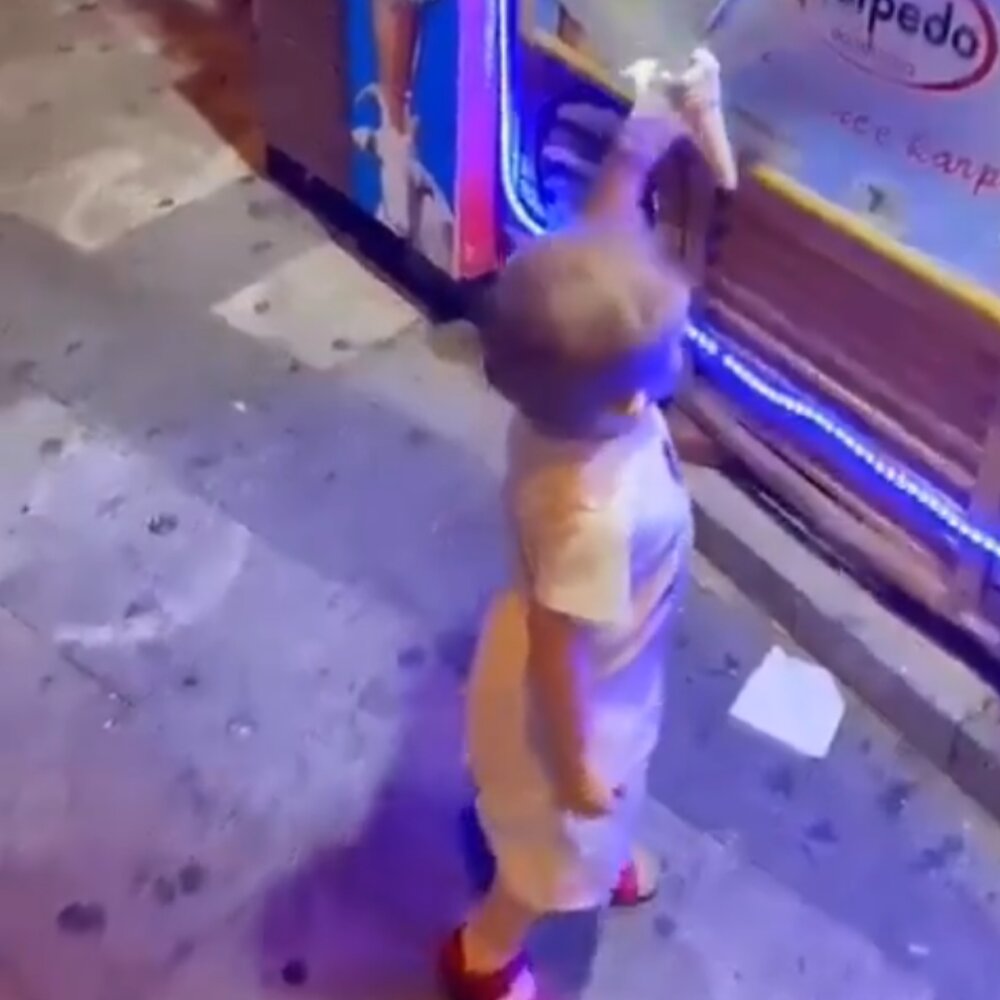 عصبانیت با مزه پسر بچه به حرکت بستنی فروش در ترکیه