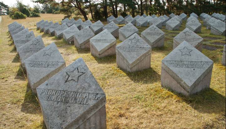 استونی قبرهای سربازان روسی را تخریب می‌کند