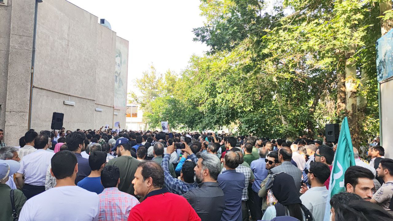عکس/ حامیان دکتر پزشکیان در مشهد که پشت درب ها منتظر ایستاده اند
