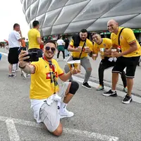  تصاویری از هواداران رومانی و هلند بیرون از ورزشگاه 