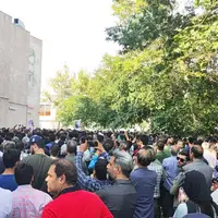 عکس/ حامیان دکتر پزشکیان در مشهد که پشت درب ها منتظر ایستاده اند