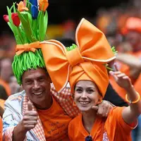 هواداران هلند و رومانی در استادیوم   