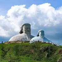 مجسمه‌های چنگیز و گوبلای خان در منطقه گوایشان در شهر "تونگلیائو" 