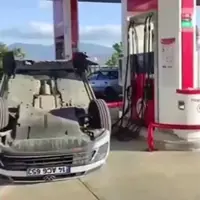واژگون شدن یک خودرو در مقابل جایگاه سوخت