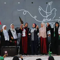 عکس/ زنجیره اتحاد در استقبال از خانواده شهدای غزه در میدان فلسطین تهران