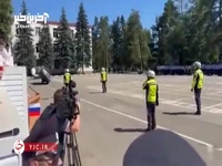 سقوط یک خودرو روی افسر پلیس روسیه