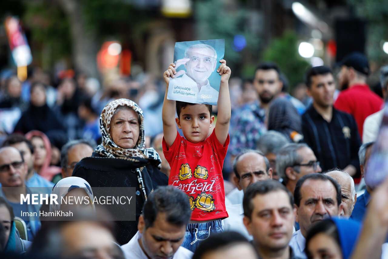 عکس/ گردهمایی بزرگ طرفداران مسعود پزشکیان در همدان