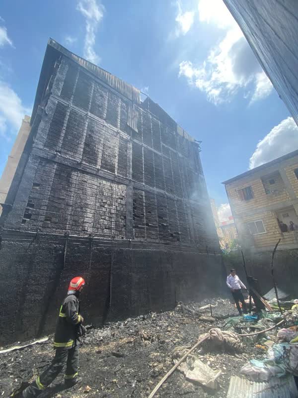 حریق یک ساختمان در رشت بر اثر پی آتش‌زدن ضایعات