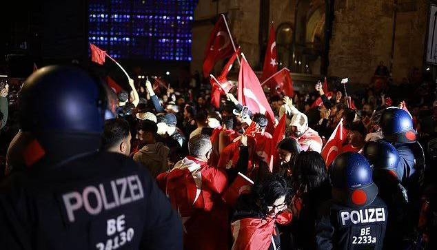 جشن پر دردسر؛ 19 هوادار ترکیه دستگیر شدند
