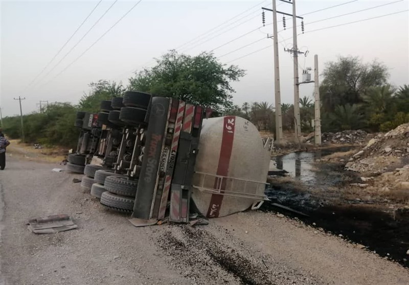 واژگونی تریلی عراقی حامل مازوت در جاده دشتستان