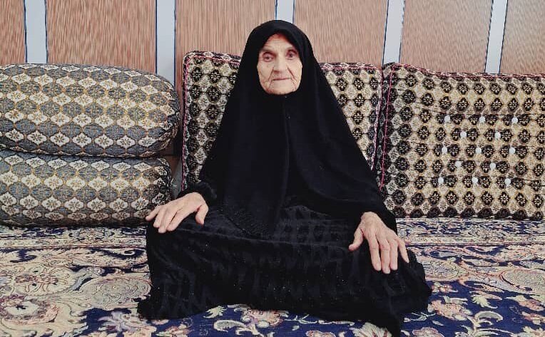 این بانوی ۱۰۰ ساله خوزستانی همچنان رأی می‌دهد