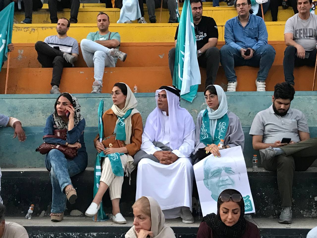 عکس/حضور حامیان دکتر پزشکیان در ورزشگاه حیدرنیای تهران