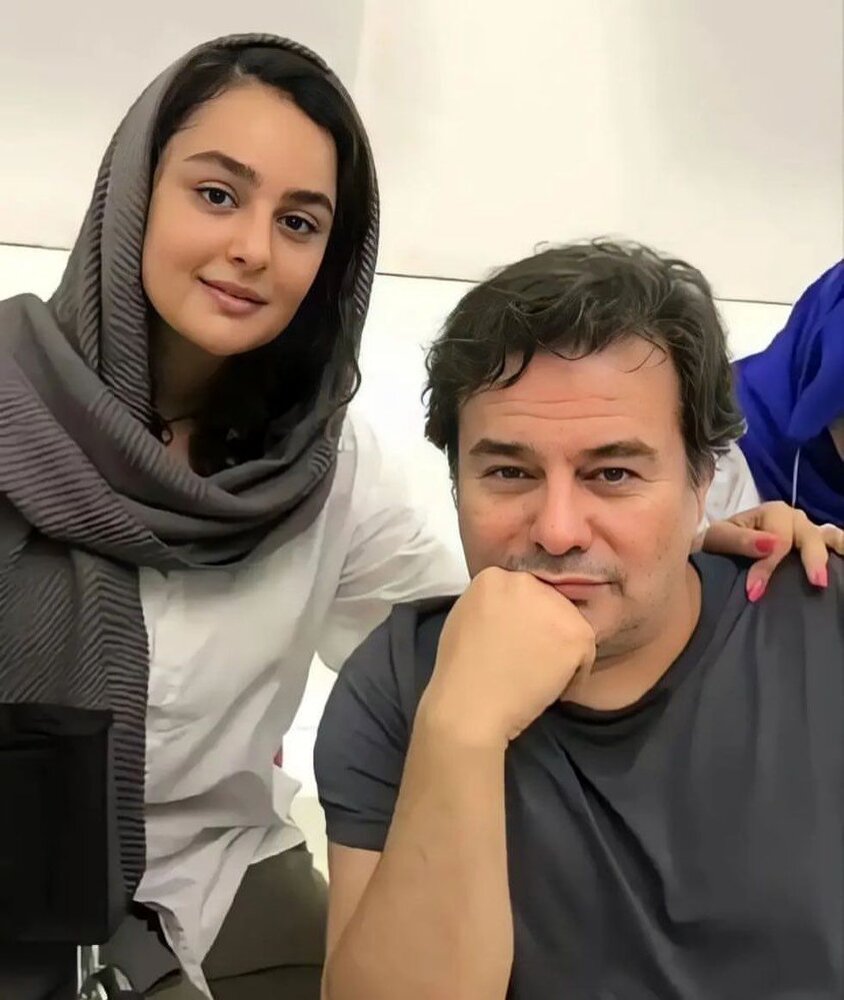 پیمان قاسم خانی و همسرش در کنار خانواده فرجاد