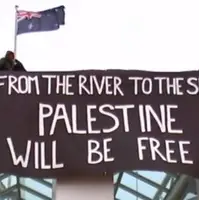 عکس/ نصب شعار «فلسطین از نهر تا بحر» بر روی ساختمان پارلمان استرالیا  