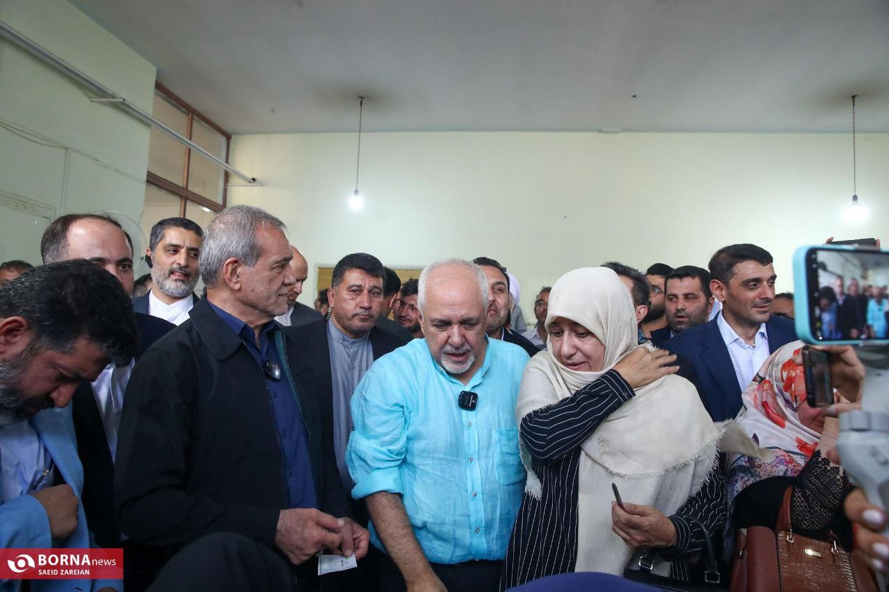 عکس/ تصویری از محمدجواد ظریف و همسرش پای صندوق رای
