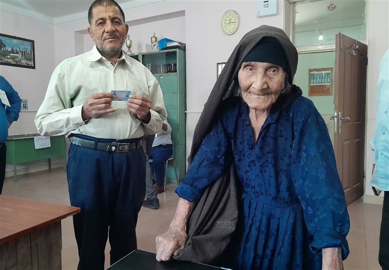 حضور بانوی ۹۴ ساله نهاوندی در انتخابات