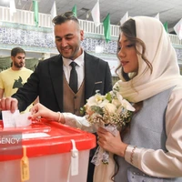 عکس/ عروس و داماد البرزی در محل اخذ رای