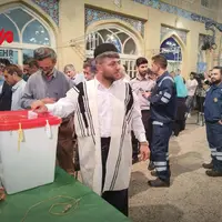 عکس/ حضور اقوام بختیاری با لباس محلی در مسجد لرزاده