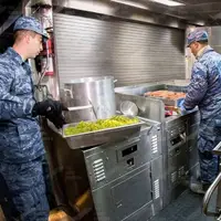 نحوه سرو کردن غذا در یک زیردریایی آمریکایی‌