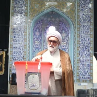 عکس/ تولیت آستان قدس رضوی با حضور در حسینیه شهدای قم، رای خود را به صندوق انداخت