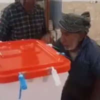 زوج ۹۰ ساله منوجانی با کمر خمیده پای صندوق رای