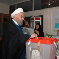 عکس/ روحانی رأی خود را به صندوق انداخت