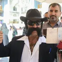عکس/ ظاهر جالب یکی از رای دهندگانِ دور دوم انتخابات ریاست جمهوری