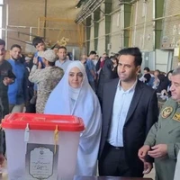عکس/ عروس و داماد مشهدی رای خود را به صندوق انداختند