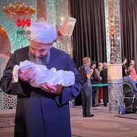 حاشیه انتخابات؛ خواندن اذان در گوش نوزاد در امام‌زاده صالح