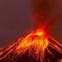 پرتاب خیره کننده گدازه‌ها از آتشفشان اِتنا در ایتالیا