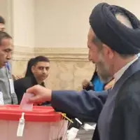 امام جمعه موقت تهران در مسجد امام حسین تهران راى خود را به صندوق انداخت