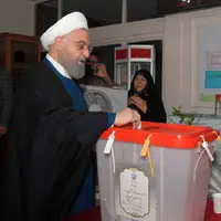 روحانی در یکی از مدارس منطقه ۱ تهران رأی خود را به صندوق انداخت