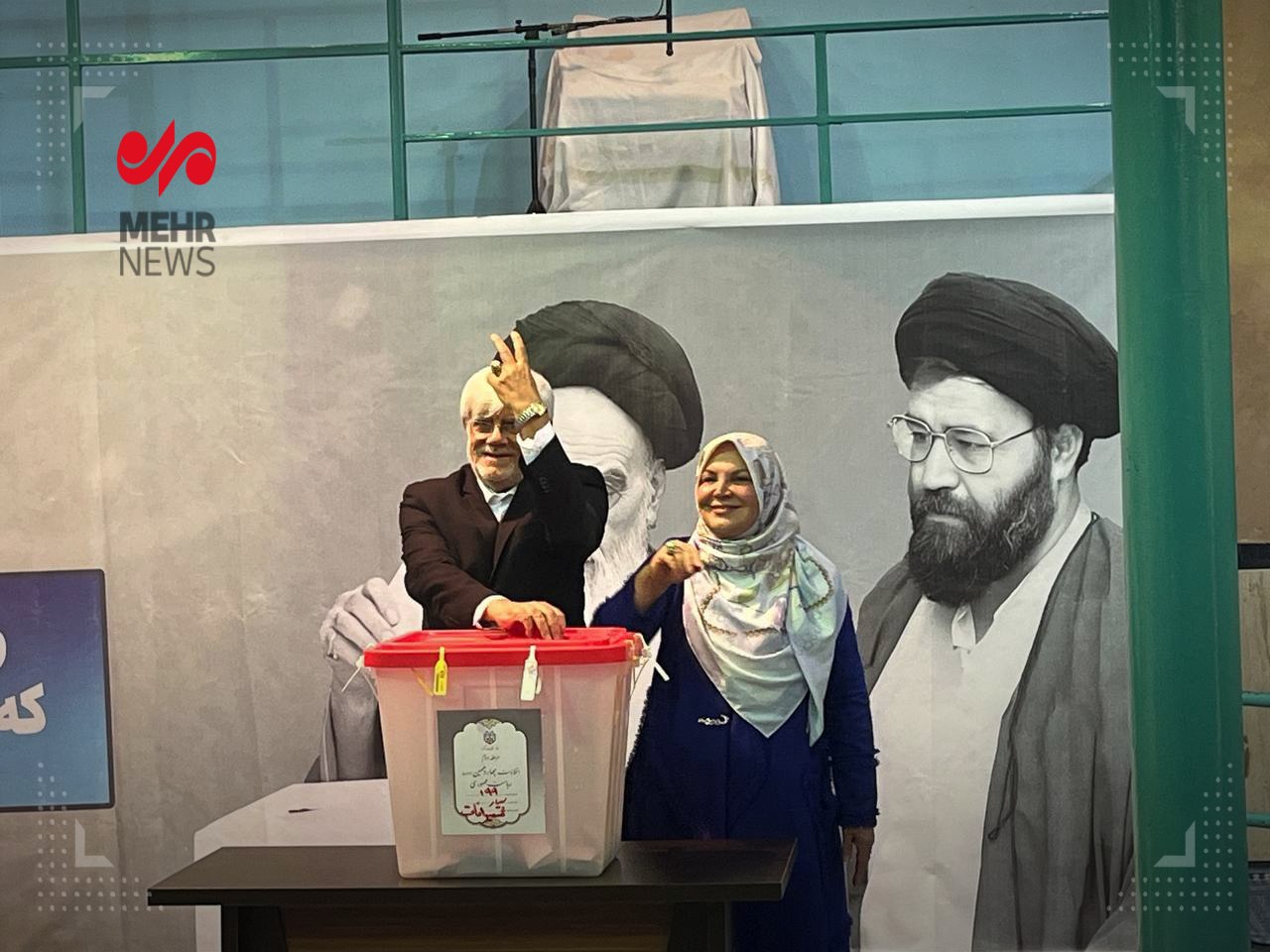 عکس/ ژست عارف و همسرش هنگام انداختن رای به صندوق 