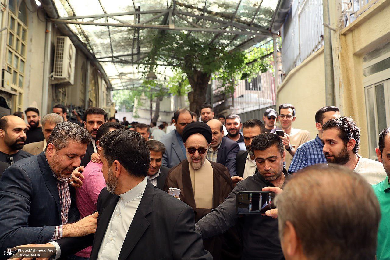 عکس/ حواشی حضور سید محمد خاتمی در مرحله دوم انتخابات ریاست جمهوری چهاردهم