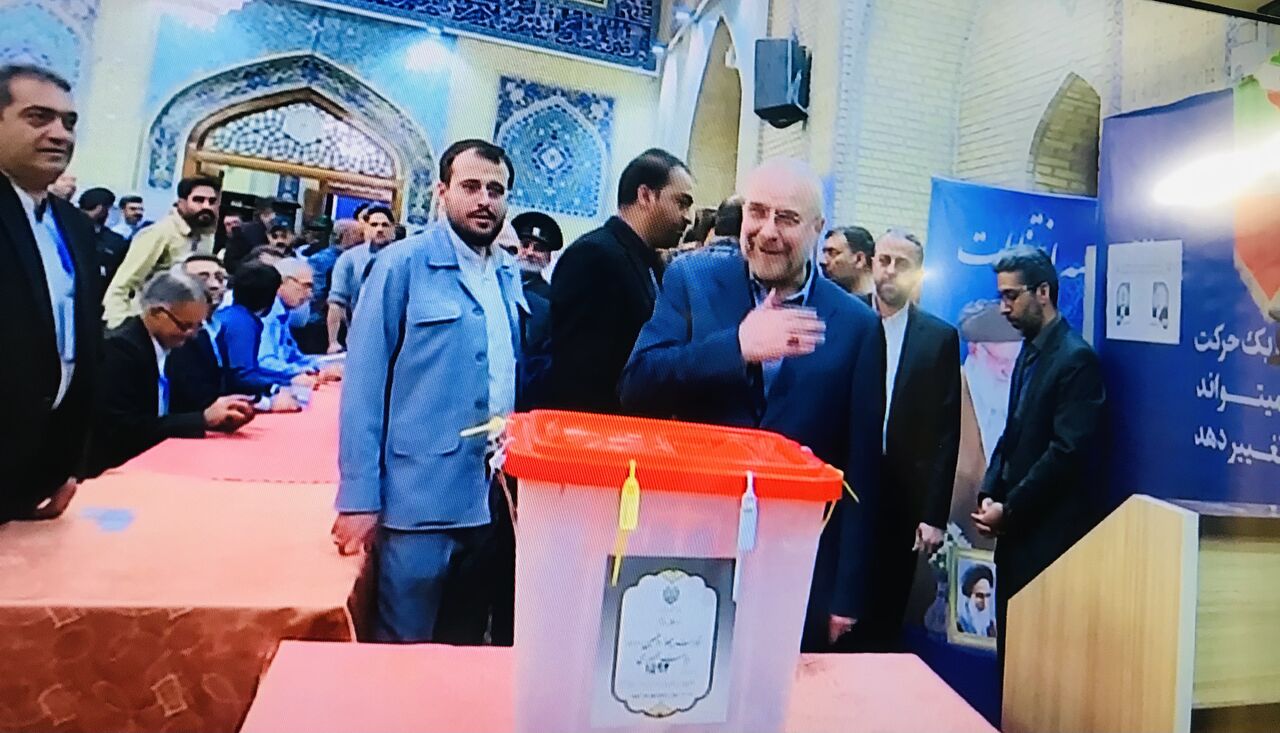 رئیس مجلس شورای اسلامی رأی خود را در حرم مطهر رضوی به صندوق انداخت