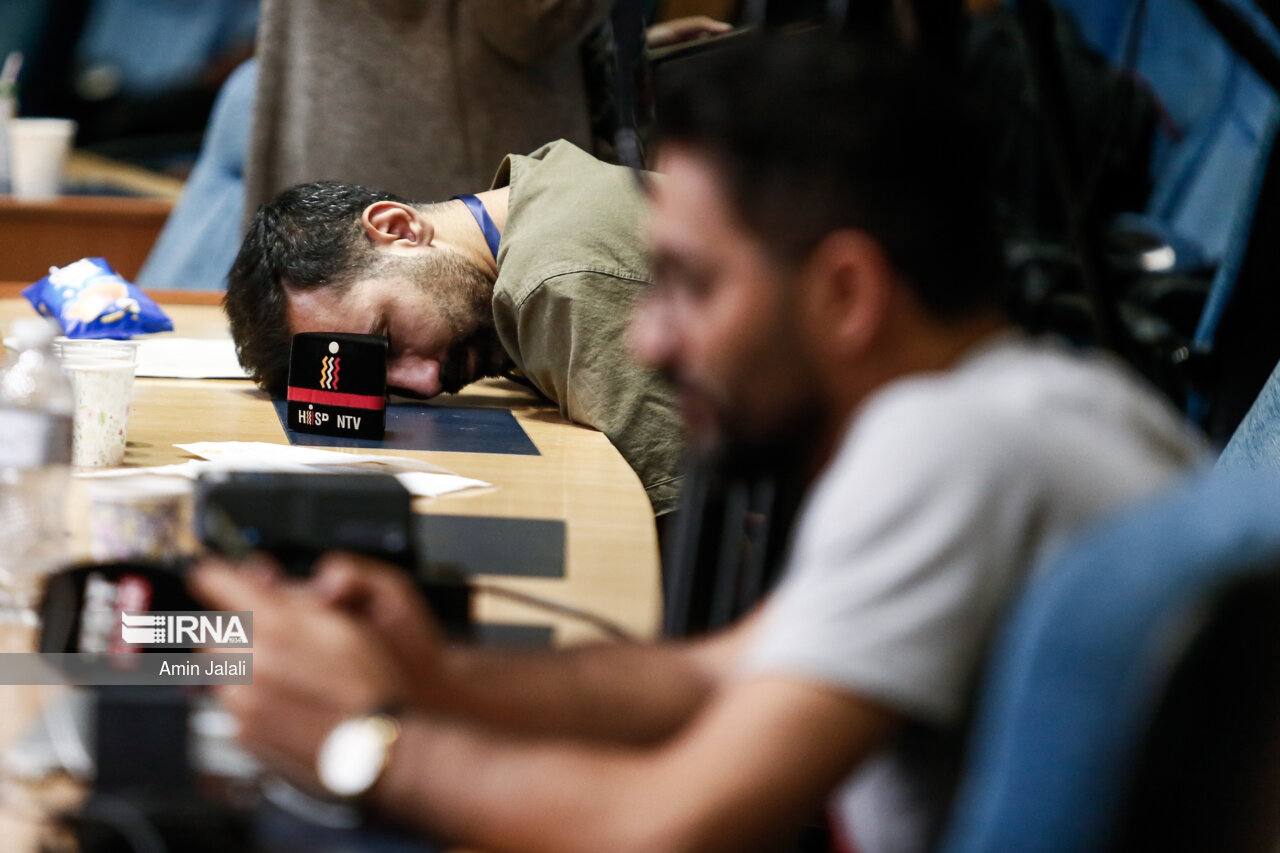 عکس/ به خواب رفتن خبرنگاران در سالن وزارت کشور پس از ماراتن انتخابات! 