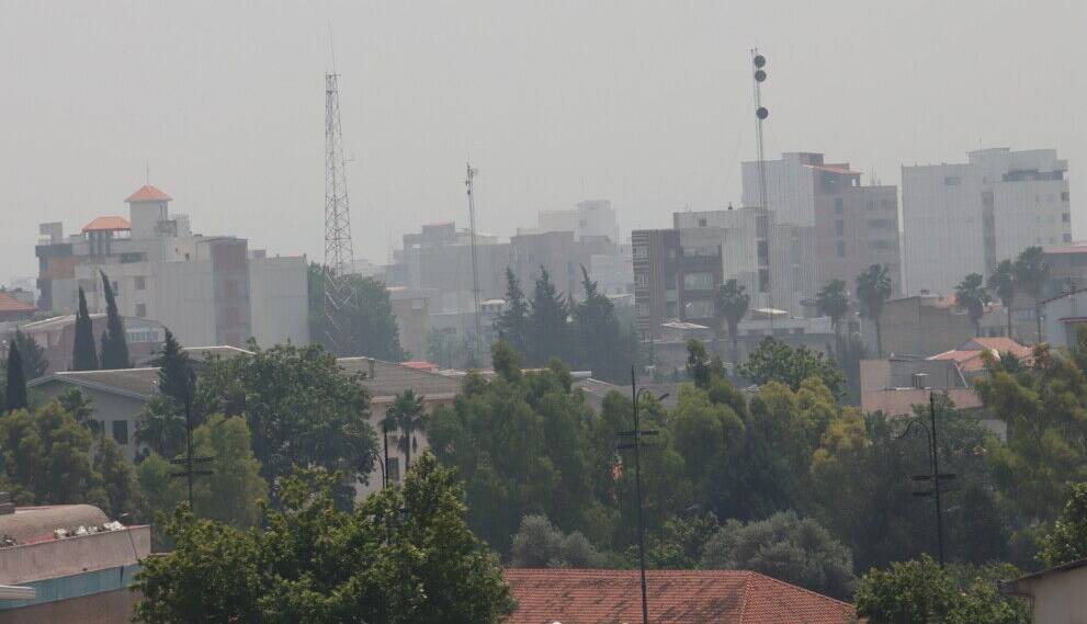 گردوخاک و وزش باد شدید در قم ادامه دارد