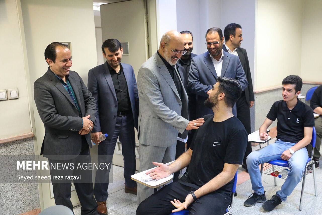 عکس/ خوش و بِش وزیر آموزش و پرورش با داوطلبان کنکور