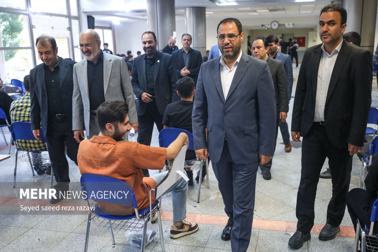 عکس/ خوش و بِش وزیر آموزش و پرورش با داوطلبان کنکور
