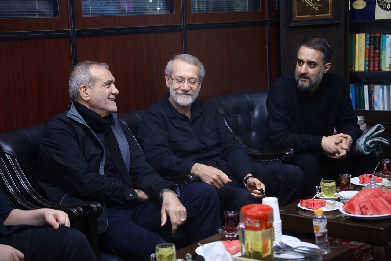 عکس/ تصاویری از حضور مسعود پزشکیان و علی لاریجانی در هیئت ریحانه النبی   
