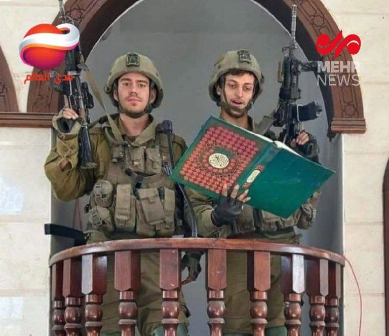 عکس/ اهانت سربازان رژیم صهیونیستی به قرآن کریم در مسجدی در غزه